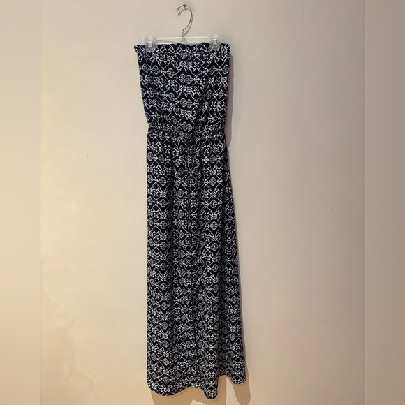 Dresses & Skirts - Elegant Black and White Patterned Maxi Dress